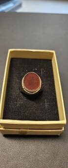 Prodám zlatý dámský prsten s kamenem