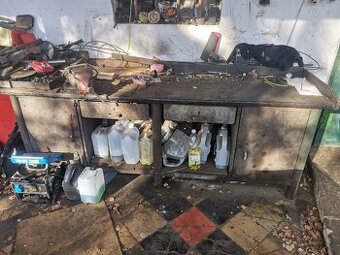 Pracovní ponk se svěrákem