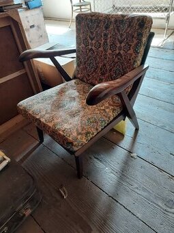 Starý nábytek, skříň, postel, noční stolek, gauč, křeslo