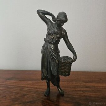 STAROŽITNÁ SOCHA - SBĚRAČKA VÍNA