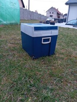 Prodavam Ledníčka do auta na 220 wolt