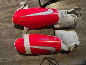 Kopačky Nike vel. 40,5 + 2x chrániče (nové i použité)