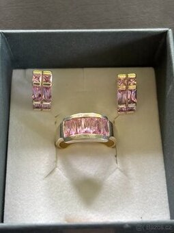 Stříbrný prsten s růžovými zirkony a náušnicemi | 925/1000