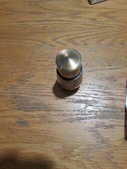 Retro termostatická hlavice na topení