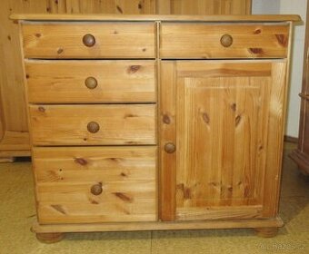 Borovicová komoda - celomasiv - Výborný stav