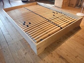 Manželská postel s rošty - masivní dřevo