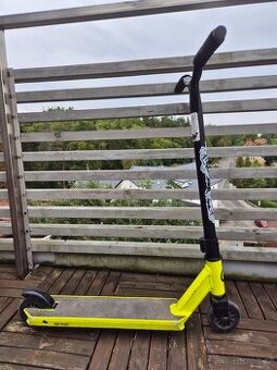 Freestyle koloběžka Oxelo (Decathlon) – neonově žlutá