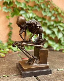 Bronzová socha soška - Zamýšlený kostlivec skeleton z bronzu - 1