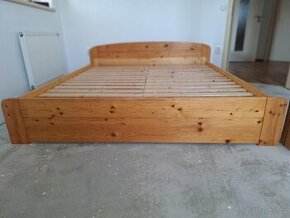 Dřevěná manželská postel s rošty 180x200 cm