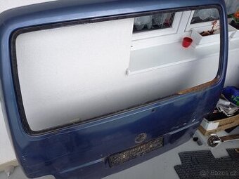 Odstrojené poškozené páté dveře VW T4