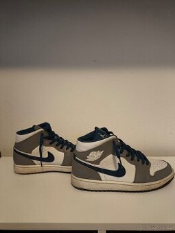 Air Jordan 1 mid True Blue