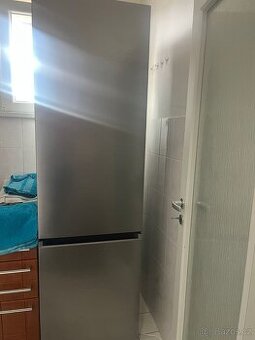 Lednice SAMSUNG RB38C607AS9/EF - v provozu 15 měsíců.