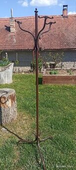 Kovový věšák na šaty a kabáty