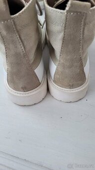 Prodám dámské boty  2x obuté.Vel  je 39.Cena 150