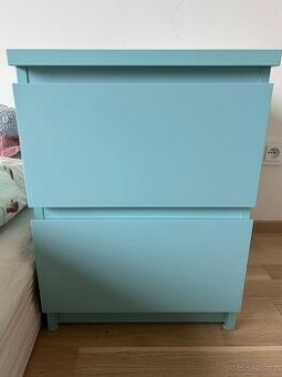 (PRODÁNO) Noční stolek IKEA MALM – tyrkysová, 2 zásuvky