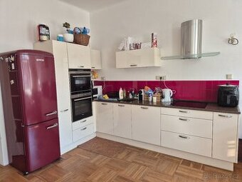 Kuchyně včetně spotřebičů a desky Technistone