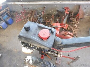 prodám malotraktor vari se  6x nářadím a příslušenstvím