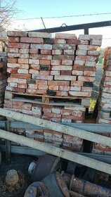 Starší očištěné cihly plné