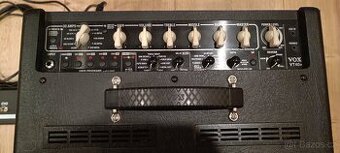 Pololampové kytarové kombo VOX VT40+ a VFS5