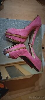 Lodicky krasne na vysokem podpatku - likvidace skladu