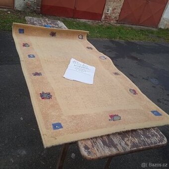 . Koberec obdélníkový tvar rozměr 150x80cm.