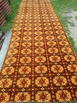 Nepoužitý retro koberec z 90. let (6,9x2 m)