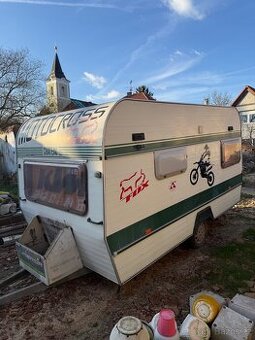 Karavan na pevné stání