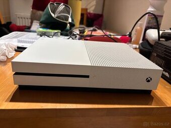 Xbox One S 1TB s mechanikou