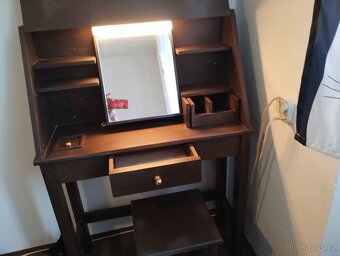 kosmetický starožitný stolek