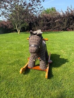 Hnědý houpací koník