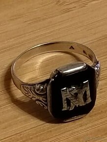 Stříbrný prsten s monogramem.
