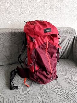 FORCLAZ Dámský turistický batoh MT100 EasyFit 50 L