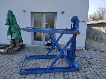 mobilní nůžkový hydraulický hever vyráběný v DDR
