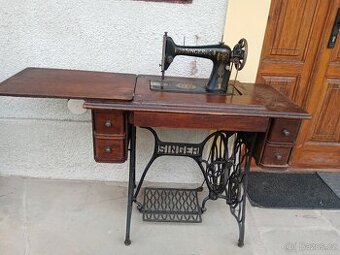 Retro šicí stroj Singer