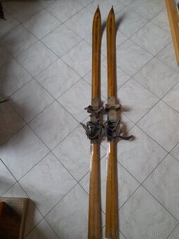 STARÉ DŘEVĚNÉ SBĚRATELSKÉ LYŽE S HŮLKAMI