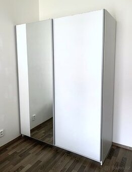 Šatní skříň s posuvnými dveřmi
