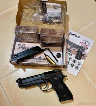 Airsoftová pistole KWC M92 - celokov + příslušen.