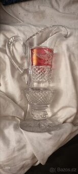 starožitný džbán z rubínového a čirého broušeného skla,