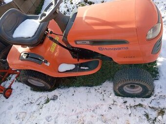 Zahradní traktůrek Husqvarna LT 151 se sněžnou radlicí, sány