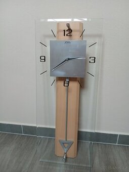 Nástěnné hodiny s kyvadlem