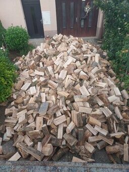 Tvrdé suché palivové dřevo štípané
