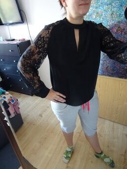 Černá halenka s krajkovými rukávy - vel. M - 1