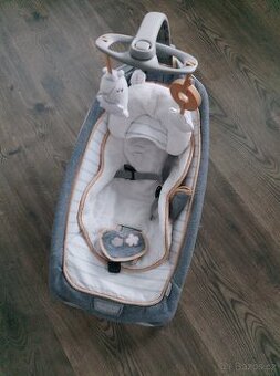 Dětské vibrační lehátko s kolotocem