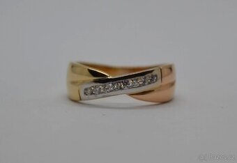 Zlatý prsten osázený brilianty celkem  0.16 ct