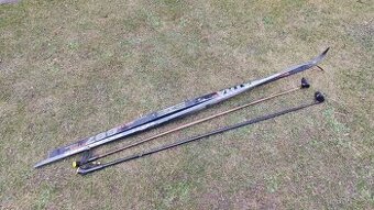 Běžecké lyže a hůlky