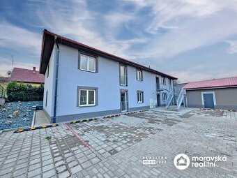 Prodej nového bytu 3+kk s parkovacím stáním a dvorkem ve Vém