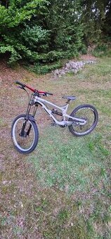 Celoodpružené downhillové kolo