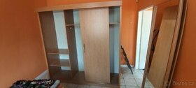 Krásná posuvná moderní skříň