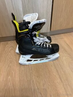 Hokejové brusle Bauer supreme S25 eur35