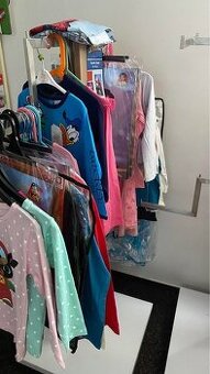 Vybaveni prodejny nabytek do obchodu stendry stojany oblecen